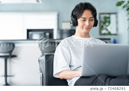 男性　テレワーク　リモートワーク　ライフスタイル 72408291