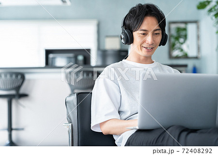 男性　テレワーク　リモートワーク　ライフスタイル 72408292
