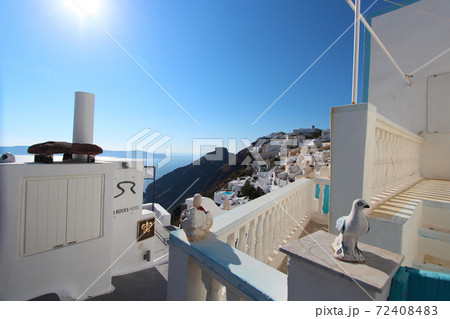 エーゲ海を望むサントリーニ島の白壁の町並み 72408483