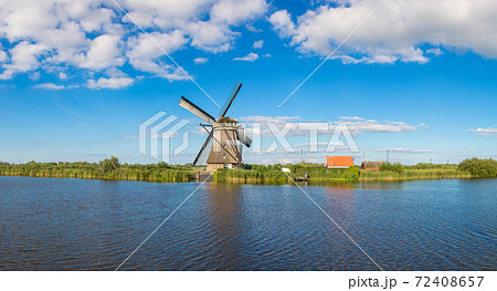 Windmills and canal in Kinderdijk Windmills and canal in Kinderdijk 72408657