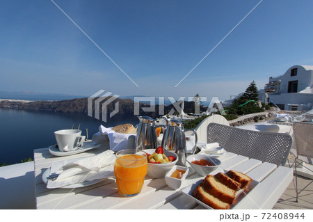 エーゲ海を望むバルコニーで優雅な朝食タイム（サントリーニ島） 72408944