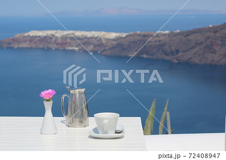 エーゲ海を望むリゾート地のカフェテラス（サントリーニ島） 72408947
