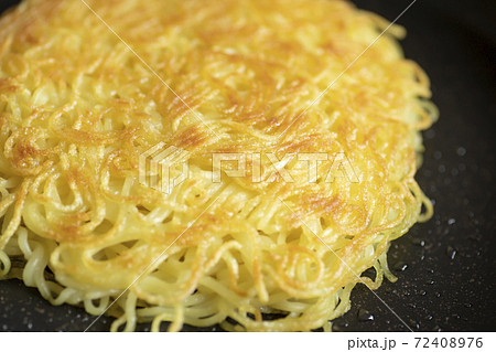 フライパンできつね色に焼いた中華麺のアップ【黒背景】 フライパンできつね色に焼いた中華麺のアップ【黒背景】 72408976