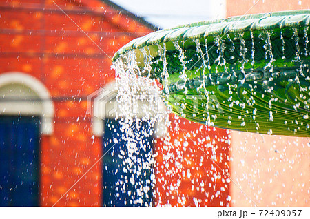 水しぶきを上げる噴水 72409057
