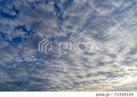 空の写真　青い空・白い雲・黒い雲 72409104