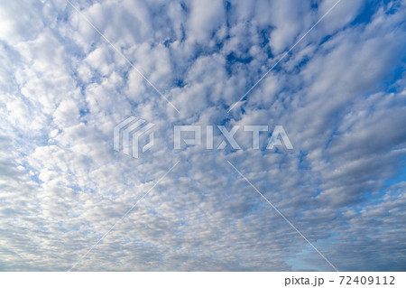 空の写真　青い空・白い雲・黒い雲 72409112