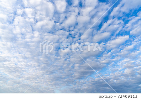 空の写真　青い空・白い雲・黒い雲 72409113