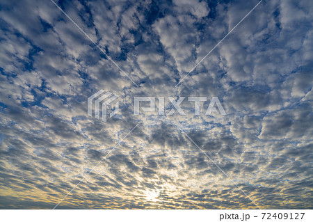 空の写真　青い空・白い雲・黒い雲 72409127