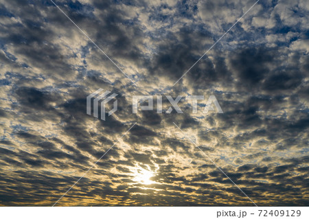 空の写真　青い空・白い雲・黒い雲 72409129