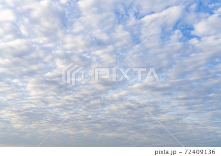 空の写真　青い空・白い雲・黒い雲 72409136