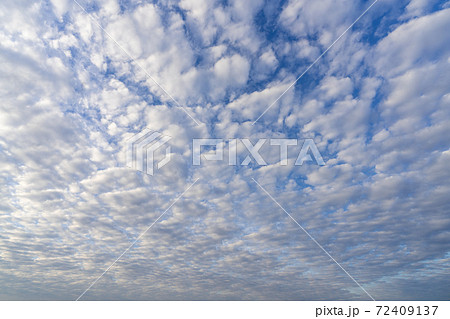 空の写真 青い空 白い雲 黒い雲の写真素材