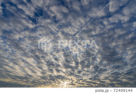 空の写真　青い空・白い雲・黒い雲 72409144