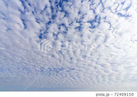 空の写真　青い空・白い雲・黒い雲 72409150