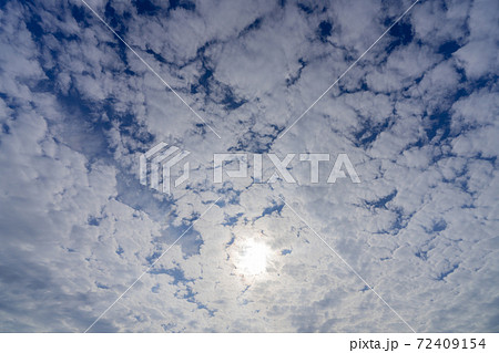 空の写真　青い空・白い雲・黒い雲 72409154