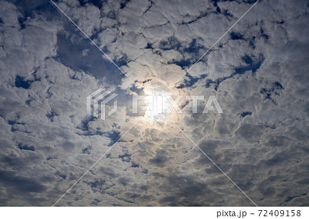 空の写真　青い空・白い雲・黒い雲 72409158