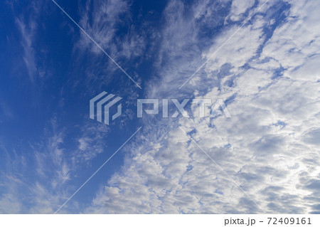 空の写真　青い空・白い雲・黒い雲 72409161