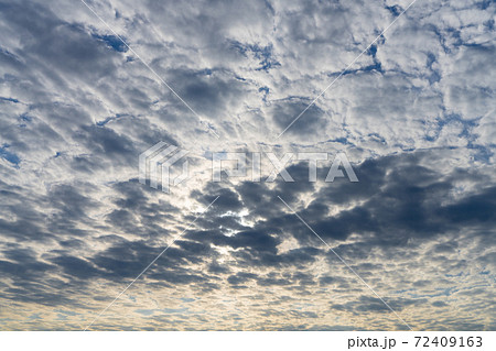 空の写真 青い空 白い雲 黒い雲の写真素材