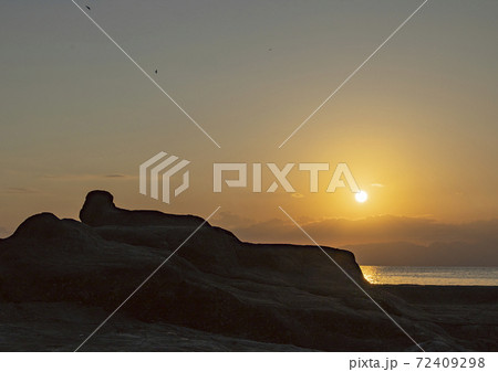 江ノ島の夕陽と岩場 72409298