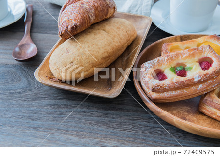 テーブルウエア パン 朝食イメージ素材 テーブルウエア パン 朝食イメージ素材 72409575