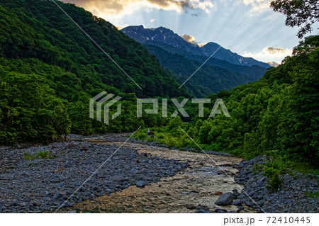 土合付近の湯檜曽川と残照の谷川岳 72410445