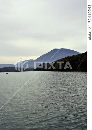 ナウマンゾウの化石で有名な野尻湖の深秋 ナウマンゾウの化石で有名な野尻湖の深秋 72410543