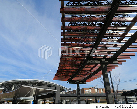 甲子園駅と駅前広場に設置されたフラクタル日除け 72411026