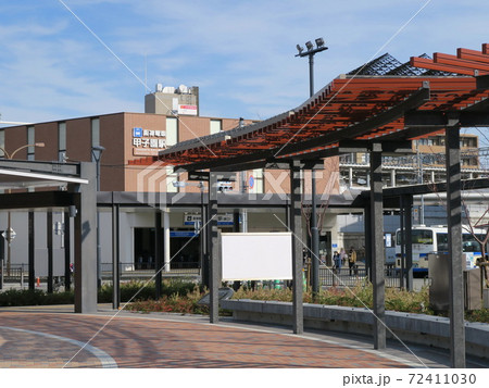 甲子園駅と駅前広場に設置されたフラクタル日除け 72411030