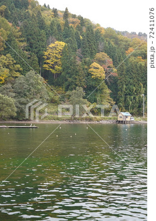 ナウマンゾウの化石で有名な野尻湖の深秋 ナウマンゾウの化石で有名な野尻湖の深秋 72411076