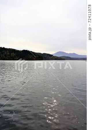 ナウマンゾウの化石で有名な野尻湖の深秋 72411078