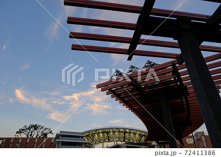 フラクタル日除けのある甲子園駅前広場 72411386