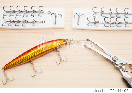 ルアーのフックの交換イメージ ルアーのトレブルフック交換の作業シーンの写真素材 ルアーのフックの交換イメージ ルアーのトレブルフック交換の作業シーンの写真素材