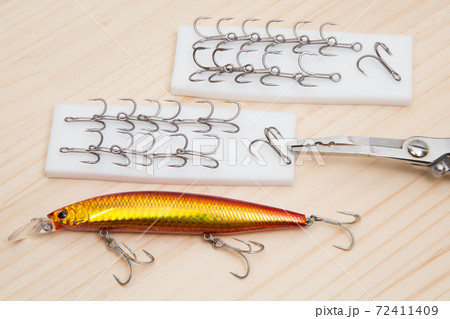 ルアーのトレブルフックの交換作業 72411409