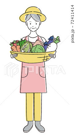 手書き線画カラーイラスト シニアの農家の女性 野菜を持つのイラスト素材