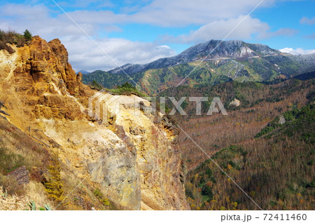 万座峠付近から雪化粧した横手山を望む(群馬県吾妻郡嬬恋村と長野県上高井郡高山村との境) 万座峠付近から雪化粧した横手山を望む(群馬県吾妻郡嬬恋村と長野県上高井郡高山村との境) 72411460