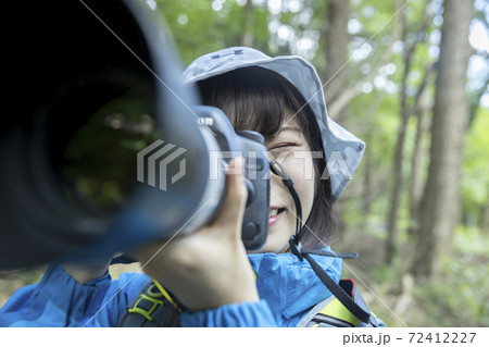 山で写真を撮る女性　トレッキングイメージ 72412227