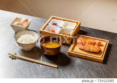 ご飯と味噌汁　Japanese-style set meal 72412365