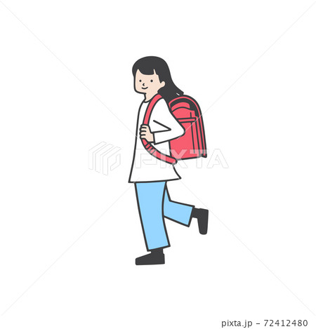 ランドセルを背負った小学生の女の子 72412480