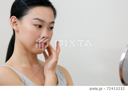美容イメージ　フェイシャル　スキンケア 72413232