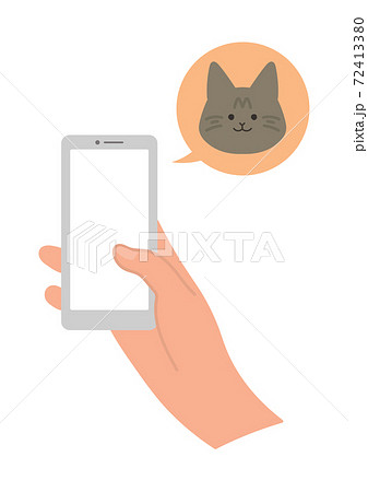 ペットの様子をスマホで確認するところのイラスト ペットの様子をスマホで確認するところのイラスト 72413380