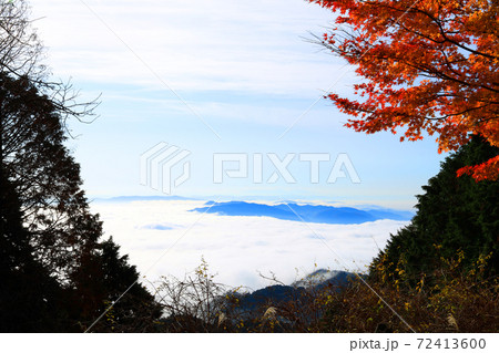 京都市左京区の比叡山ドライブウェイ展望台から眺める雲海風景、比叡山、霜、雲海、山、【12月】 京都市左京区の比叡山ドライブウェイ展望台から眺める雲海風景、比叡山、霜、雲海、山、【12月】 72413600
