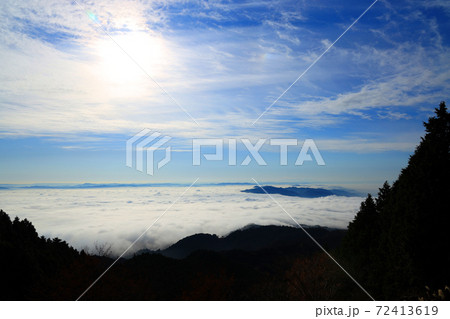 京都市左京区の比叡山ドライブウェイ展望台から眺める雲海風景、比叡山、霜、雲海、山、【12月】 京都市左京区の比叡山ドライブウェイ展望台から眺める雲海風景、比叡山、霜、雲海、山、【12月】 72413619