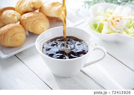 カップに注ぐコーヒー　朝食イメージ 72413926