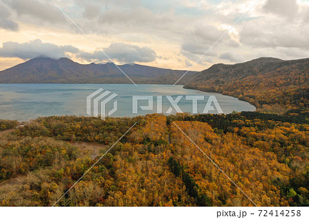支笏湖湖畔の紅葉の樹海の空撮 72414258