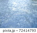 溶け出す雪 72414793