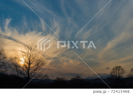 晩秋の夕日 72415466