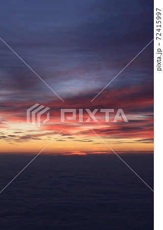 夜明け前の朝焼け空 撮影場所:唐松岳頂上山荘裏手(長野県、富山県の県境付近) 夜明け前の朝焼け空 撮影場所:唐松岳頂上山荘裏手(長野県、富山県の県境付近) 72415997