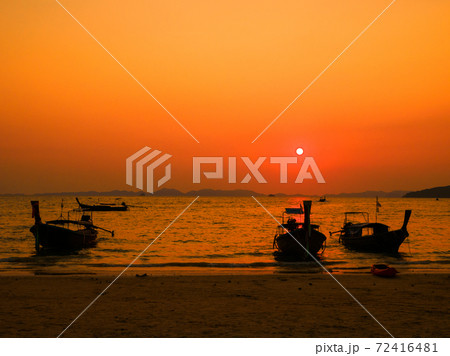 夕暮れの海岸にロングテールボート (西ライレイビーチ、クラビ県、タイ王国) 72416481