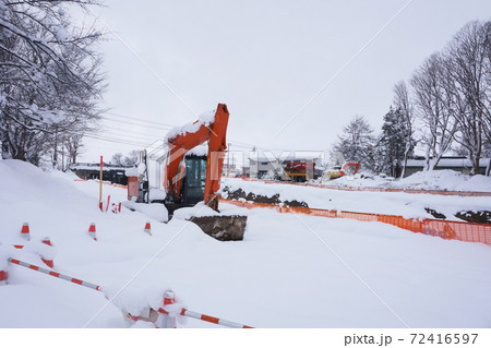 冬の水路工事現場のパワーショベル 冬の水路工事現場のパワーショベル 72416597