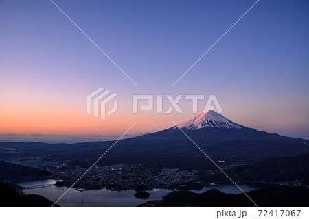 紅富士と河口湖町 紅富士と河口湖町 72417067