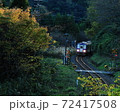 夕暮れを行く 72417508